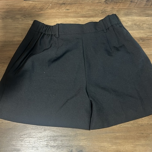 Drape Short in black size Large - Picture 6 of 6